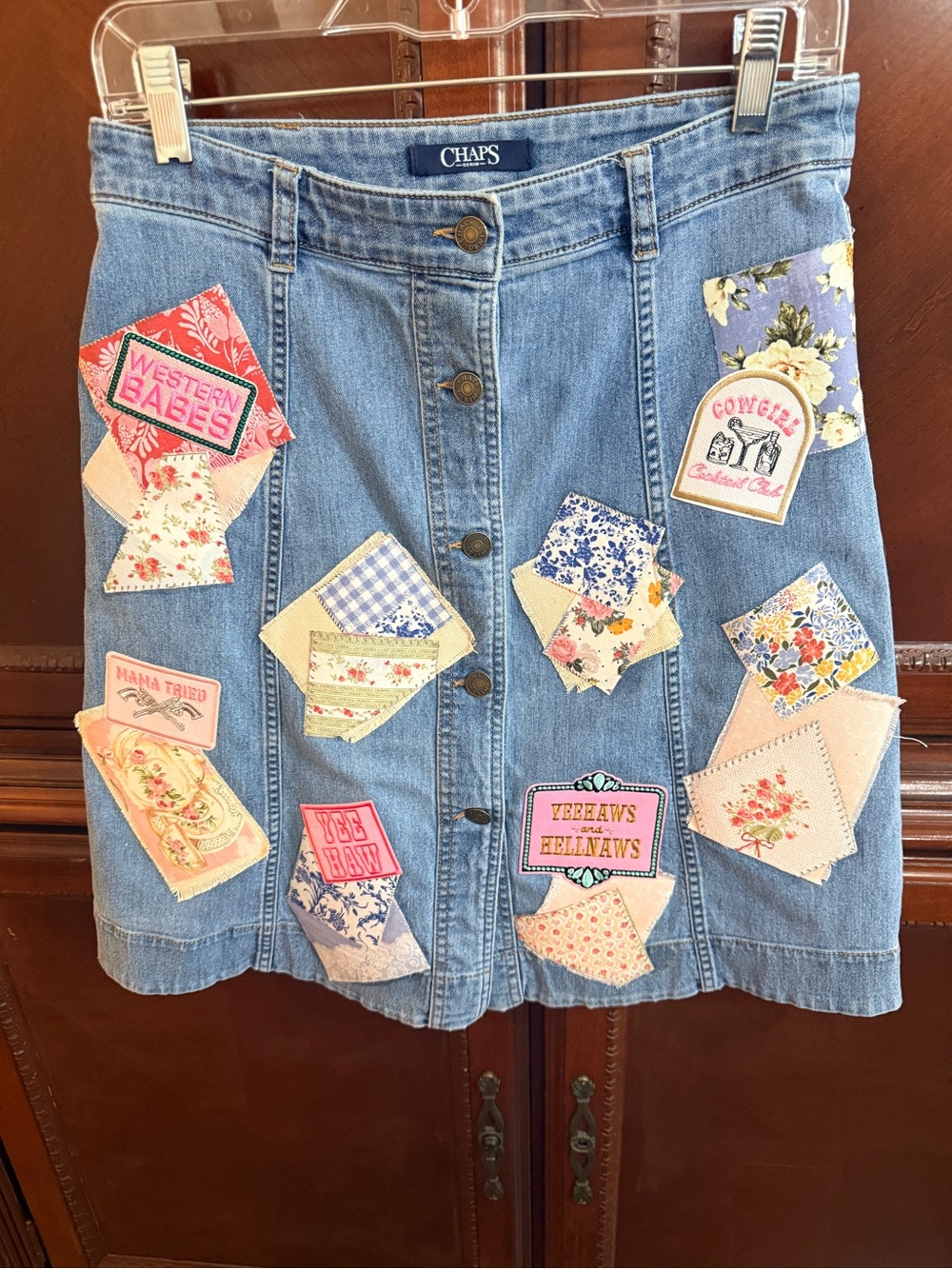 Chaps EUC Custom Western Graffiti
Patch Denim Skirt cotton/poly/elastane
Sz 4 - Picture 4 of 9
